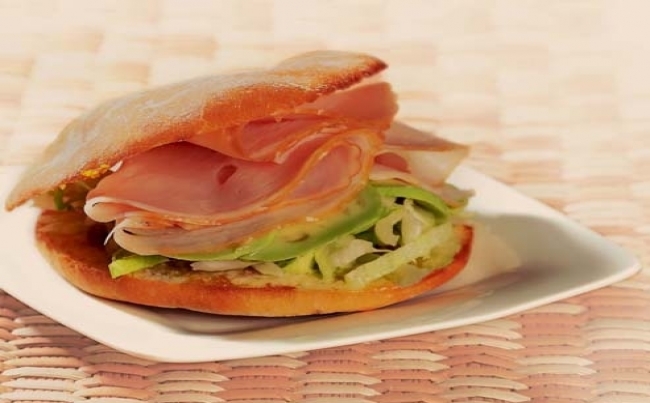 Pan con pavo y encurtidos